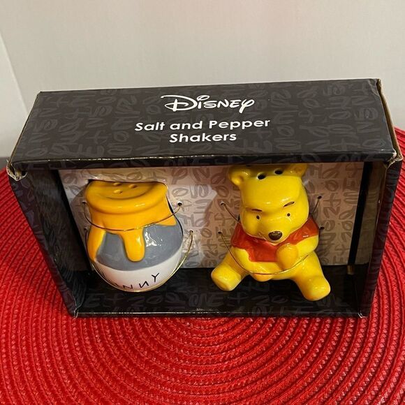 Disney Winnie the Pooh & 🍯 Honeypot Salt & Pepper Shakers NWT - Picture 4 of 7